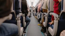 Los psicólogos coinciden: las personas que adoptan este comportamiento en avión son los mejores compañeros de viaje posible