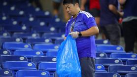 Lo que esconde el gesto más admirado del Mundial: el lema 'orgullo japonés' de las bolsas azules para recoger basura de los estadios conecta con un patrocinador de tintes nacionalistas