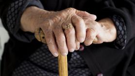 Norina, 92 años, sigue detrás del mostrador de su tienda, vendiendo dulces y caramelos: "Y también sigo pagando mis cotizaciones a la Seguridad Social"