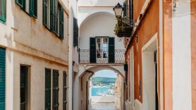 Cientos de personas se disfrazan de hormigas para denunciar el turismo en Menorca: "Nos está aplastando"