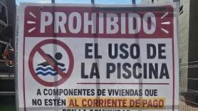 Lío en una comunidad por un cartel que prohíbe el uso de la piscina a vecinos morosos: "Le faltas el respeto a los que pagan"