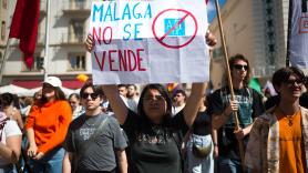 Málaga, la ciudad con un hotel en llamas que se manifiesta por cuarta vez por la vivienda: "Nos desplazan para que los ricos se diviertan"