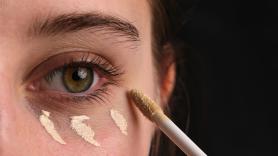 Los trucos de un maquillador para que el corrector quede perfecto y no se cuartee