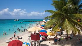 Expulsados de sus propias playas por los hoteles de lujo: los jamaicanos luchan contra el muro de los resorts y el "turismo de plantación"
