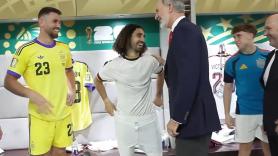 Felipe VI va al vestuario de España, saluda a los futbolistas y su reacción con Cucurella es para verla una y otra vez