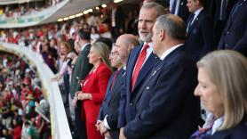 Felipe VI acude a ver el Uruguay-España pero la vista de muchos se va a quienes están sentados justo en la fila de atrás