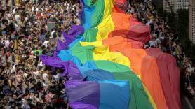 Miles de personas marchan por el centro de Barcelona para reclamar más derechos LGTBI+: "El matrimonio no es el fin del camino"