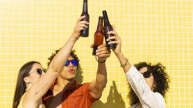 Sin oficina, sin efectivo, sin azúcar y sin alcohol: el mapa de los 'sin' que define a cada generación de españoles