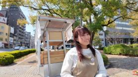 Empuja a mano un carrito de más de 100 kilos construido por su abuelo para vender onigiri por la calle: "Al principio me daba vergüenza y lloraba en el coche"