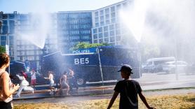 Cañones de agua contra el calor, no contra manifestantes: Berlín cambia las normas y saca a la calle los vehículos antidisturbios para refrescar a sus vecinos en plena ola de 41ºC