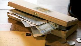Un jubilado encuentra en una caja de hojalata, al vaciar la casa de su madre, dos bonos postales de 1939 que hoy podrían valer 63.000 euros