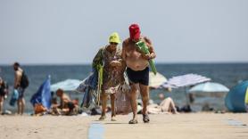 Ecologistas en Acción reparte las banderas negras de 2026 a las playas más degradadas de España: "Es un atentado a bañistas y al ecosistema"