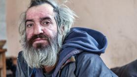 De facturar un millón de euros a vivir en 27 metros cuadrados y cobrar una pensión de 1.021 euros: "Antes iba a hoteles de lujo, ahora como pasta con tomate"
