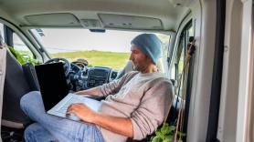 Vende su casa por 112.000 euros y se va a vivir a una autocaravana: "Ahorro 400 euros al mes"