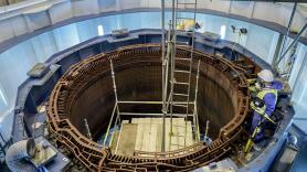 Canadá hunde una placa de 953 toneladas en un pozo de 35 metros: el primer minirreactor de Occidente suministrará electricidad a 300.000 hogares