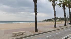 Una persona sin hogar muere arrollada por un vehículo de limpieza mientras dormía en la playa