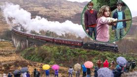 Fans de Harry Potter invaden las vías del tren para ver el 'Expreso de Hogwarts' y la compañía ferroviaria estalla: "Es un espectáculo mágico, pero no merece la pena arriesgar la vida"