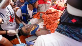 Logran rescatar con vida a Hernán, el vigilante que llevaba ocho días atrapado bajo los escombros en La Guaira (Venezuela)