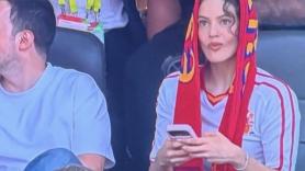 Rosalía aparece en el España-Austria y es curioso de ver a quién tiene justo al lado