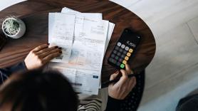 Sarissa, 30 años, arrastra 44.000 euros de deuda desde que pidió su primer microcrédito a los 18: "La vergüenza es absurda, no estamos solos"