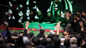 Irán envía un mensaje desafiante a Trump con un funeral colosal para el asesinado líder supremo Jamenei