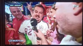 Entrevistan a varios españoles en una tele belga, uno canta "Pedro Sánchez, hijo de..." y la reacción del resto es de aplaudir