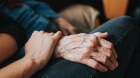 Carlotta, 25 años, funda una empresa para combatir la soledad entre los mayores: "Mi abuelo tenía todos los cuidados, pero le faltaba alguien con quien hablar"