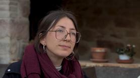 Vende su piso para vivir sola en un eremitorio del siglo XIII sin luz ni agua corriente: "No me siento valiente por estar aquí, estoy donde debo estar"