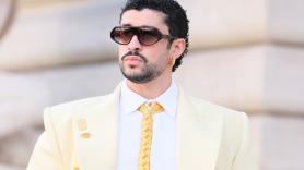 Bad Bunny acapara todas las miradas en París con un traje amarillo mantequilla con guiños a su carrera