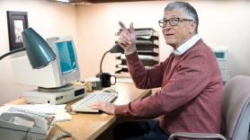 Bill Gates: "La IA cambiará tanto el mundo laboral que en 20 años el capitalismo no será suficiente"