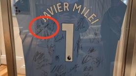 Milei comparte una camiseta firmada por los jugadores del City y a muchos les sorprende lo que ha escrito el jugador español Nico González
