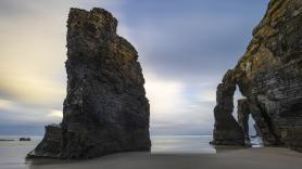 La playa española que solo deja entrar a 4.812 personas al día: arcos de piedra de 30 metros que solo existen cuando baja la marea