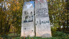 Steve tiene un pedazo del Muro de Berlín de 3,1 metros de altura en su jardín; ahora las autoridades le exigen que lo derribe