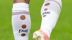 Por qué los futbolistas del Mundial juegan con las medias agujereadas: la ciencia no encuentra ninguna ventaja y apunta a otra explicación