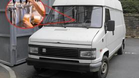 Compra una pequeña furgoneta por 1.800 euros y la convierte en un grifo de cerveza ambulante: "Era el vehículo ideal"