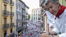 Feijóo asiste al segundo encierro de los Sanfermines y hay cientos de comentarios con lo mismo: "¿Ha pedido el día a cuenta de sus vacaciones?"