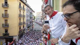 Feijóo asiste al segundo encierro de los Sanfermines y hay cientos de comentarios con lo mismo: "¿Ha pedido el día a cuenta de sus vacaciones?"