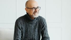 Manuel Esteban, autor de 'La ira de los mansos': "Premiamos al listillo que mete los codos y es capaz de llegar a donde no puede otro menos espabilado"