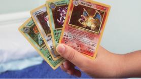 Hacen cola desde la una de la madrugada para comprar cajas de cartas Pokémon que nunca van a abrir: "Aquí especula todo el mundo"
