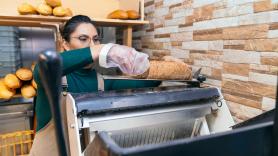 "En este momento, cobramos por todo": las panaderías que cobran 10 o 15 céntimos de euro por cortar el pan a los clientes