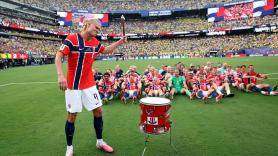 Una tradición ancestral que va de la realeza a los colegios y que ha despertado la polémica: el origen del "remo vikingo" de la selección de Noruega