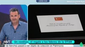 Iñaki López ve que han regalado un revólver a Sánchez y no da puntada sin hilo en su irónica respuesta