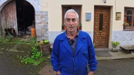 Manuel, 76 años, último ganadero de su pueblo de Asturias: "Si no se hace algo, esto se acaba rápido. El campo se muere"