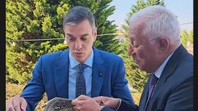 Pedro Sánchez sorprende al enseñar el regalo que le ha hecho a António Costa, presidente del Consejo Europeo