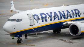 Un pasajero de un avión de Ryanair es "succionado parcialmente" debido a la rotura de una ventanilla tras un desprendimiento de un trozo del motor
