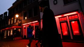 Una bailarina de barra americana entre dos ataúdes al ritmo de Queen: el funeral de una pareja de Ámsterdam divide a medio internet