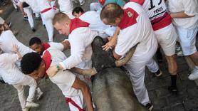 Catorce heridos en el quinto encierro de los Sanfermines, uno de ellos con una cornada en la cara