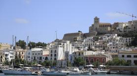 El verano de los dos extremos en Ibiza: un chalet se alquila por 80.000 euros mientras crece el número de trabajadores que duermen en coches y veleros