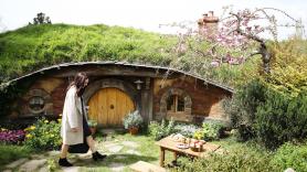 Un financiero levanta con su mujer una granja de 35 hectáreas con cabaña hobbit y tirolina: "Es un poco la colonia de vacaciones para pequeños y mayores"