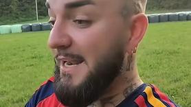 Lleva la camiseta de la Selección siendo "rojo" y le increpan por ello, pero su respuesta es incontestable: "Amo a España y por eso voto a la izquierda"